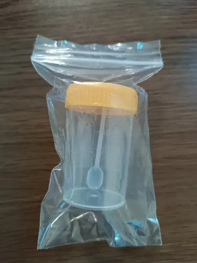 [PFB0020602] Lọ mẫu phân nhựa PP 60ml, nắp vàng, có nhãn, tiệt trùng [Medisure™ Stool sample container PP 60ml, yellow cap, label, sterilized]